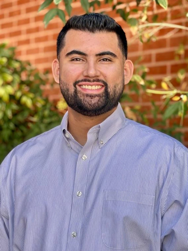 Head and shoulders picture of Enrique Castillon